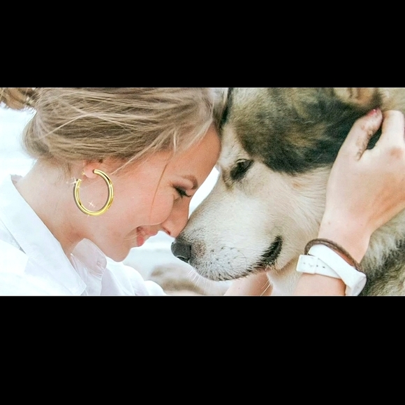 GOLD HOOP EARRINGS - Picture 4 of 8